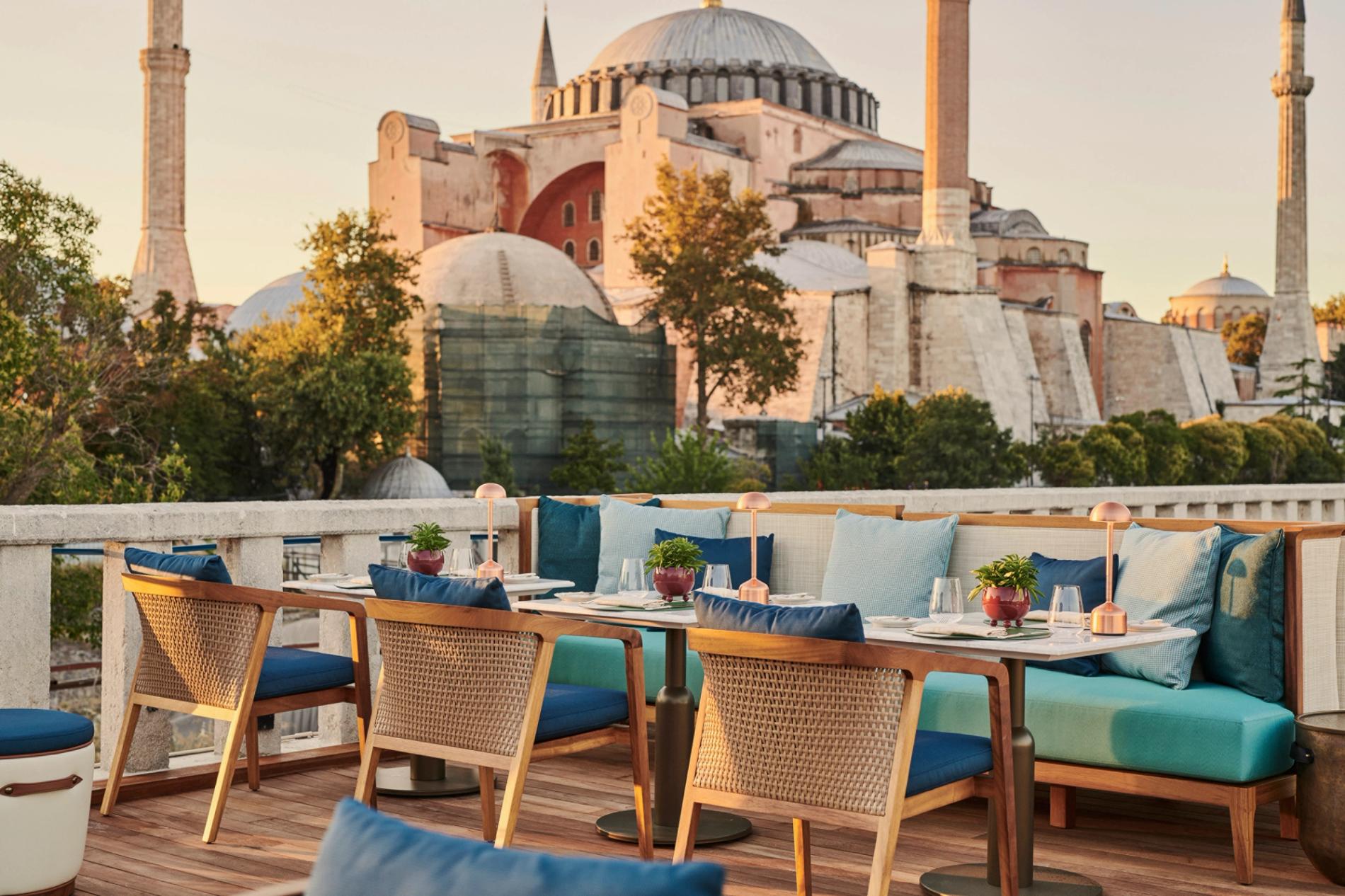 Sân thượng nhìn ra khu phố cổ Istanbul