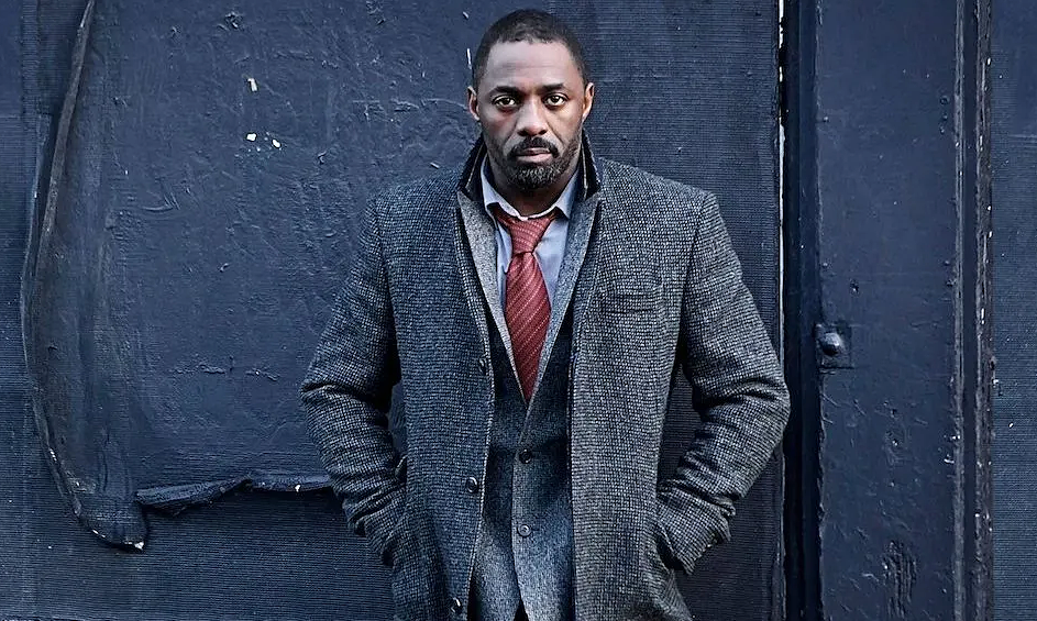 Idris Elba Vài năm qua, Idris Elba là một trong những ứng viên được người hâm mộ nhắc đến nhiều nhất cho vai James Bond. Trên nhiều diễn đàn phim ảnh, khán giả kỳ vọng anh mang đến góc nhìn mới cho hình tượng 007, vốn từ lâu gắn liền với các diễn viên da trắng. Khả năng làm mới thương hiệu theo hướng đa dạng hơn cũng là một trong những lý do khiến tên tuổi của Elba thường xuyên xuất hiện trong các cuộc thảo luận về tương lai của James Bond. Nghệ sĩ 54 tuổi, nổi tiếng với loạt phim hành động về Thor, Avengers, Pacific Rim. Tạp chí People từng vinh danh anh là "Người đàn ông quyến rũ nhất thế giới 2018". Vai chính trong loạt phim Luther (2010-2019) từng giúp anh trở thành gương mặt được yêu thích toàn thế giới. Elba đoạt hai giải Quả Cầu Vàng, một giải SAG và nhận bốn đề cử Emmy nhờ bộ phim. Ảnh: Netflix