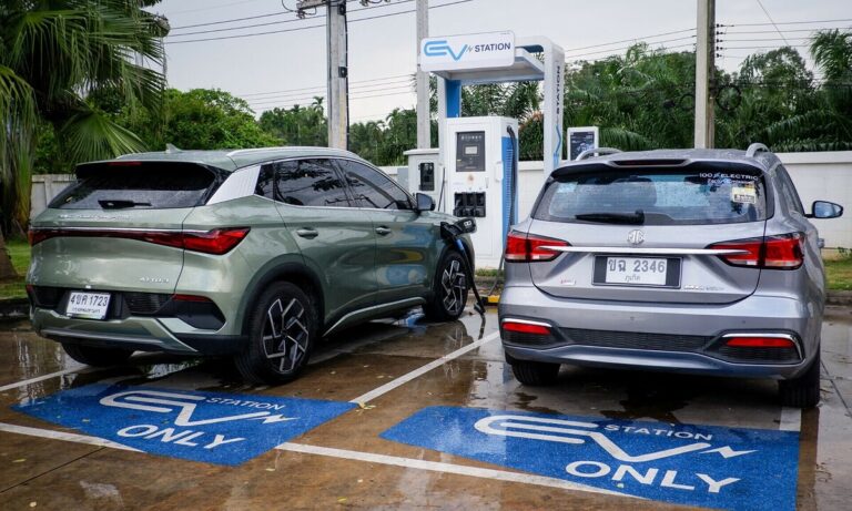 Các nước thiếu hụt trạm sạc trước làn sóng xe điện Trung Quốc