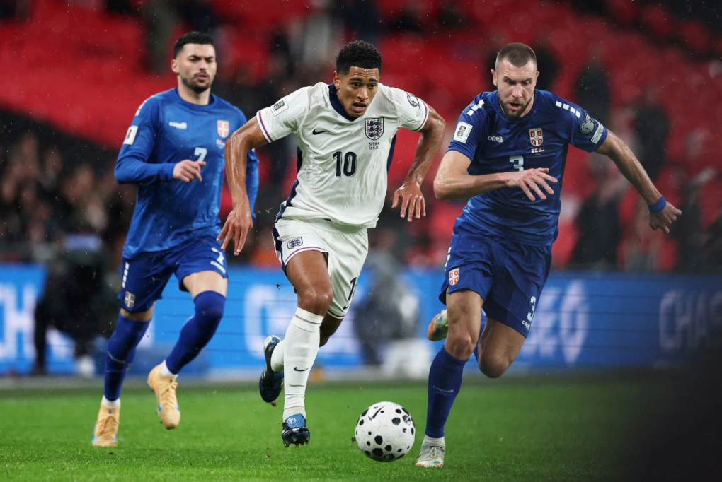 Tiền vệ Jude Bellingham (áo trắng) tranh bóng với Strahinja Pavlovic trong trận đấu vòng loại World Cup khu vực châu Âu giữa Anh và Serbia trên sân Wembley, London, Anh ngày 13/11/2025. Ảnh: Reuters