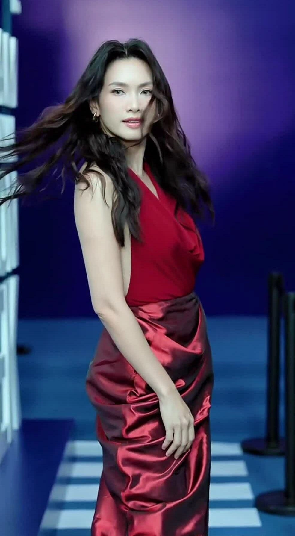 Anh Thư catwalk trên thảm đỏ sự kiện ra mắt "Tuần thời trang Việt Nam 2026". Video: Nhân vật cung cấp