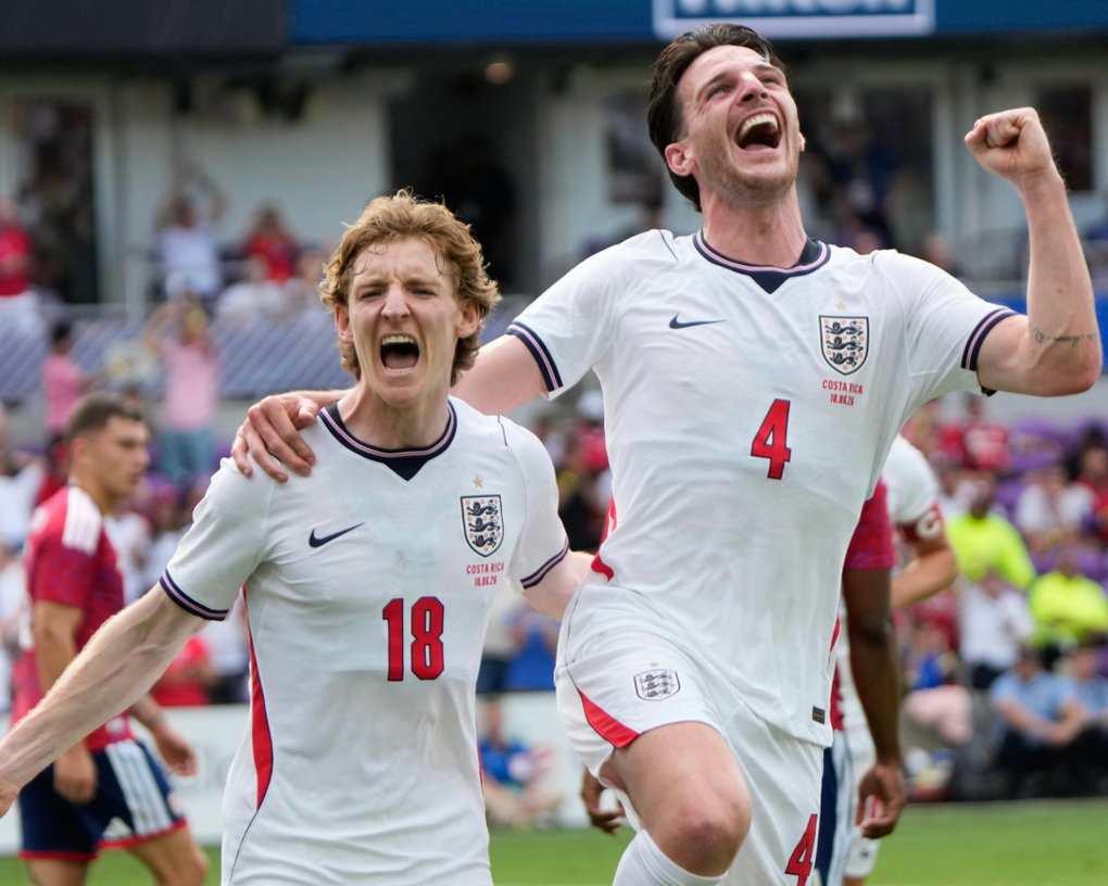 Anthony Gordon (trái) and Declan Rice cùng ghi bàn trước Costa Rica. Ảnh: AP