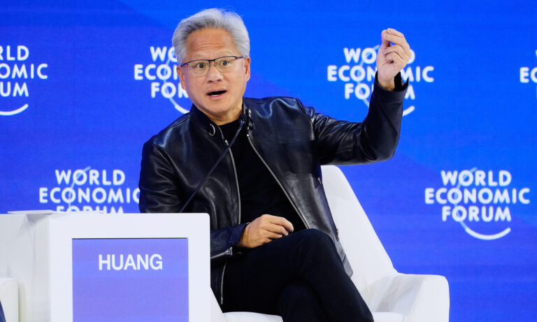 Jensen Huang: 'Nên thử AI trước khi phán xét'