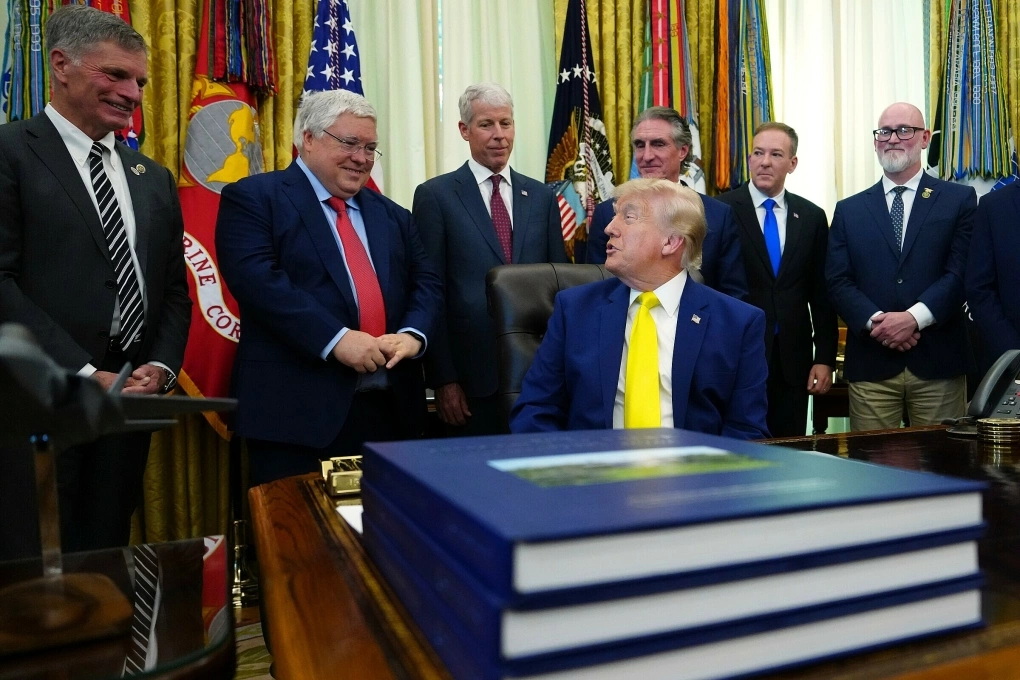 Ông Trump công bố gói cứu trợ 700 triệu USD vực dậy ngành than