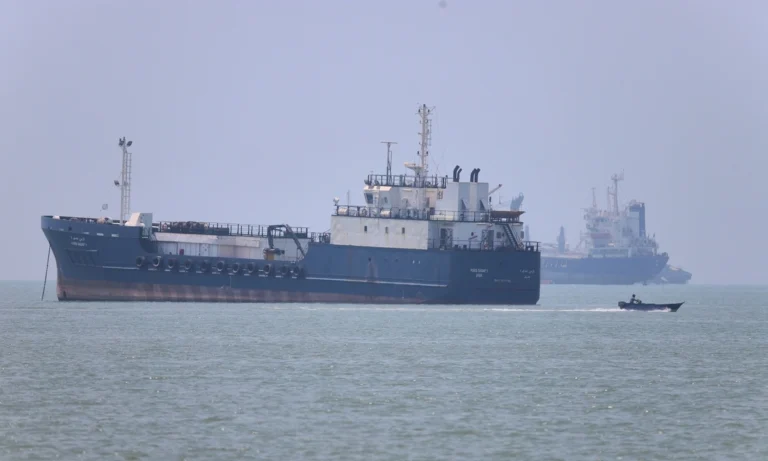 Lưu lượng tàu dầu qua eo biển Hormuz tăng