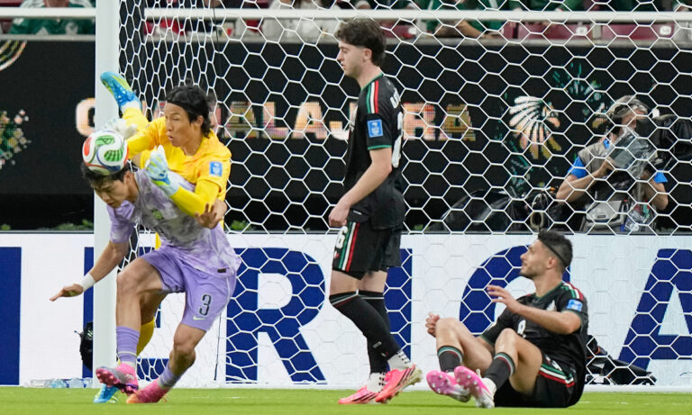 Mexico vượt qua vòng bảng World Cup nhờ sai lầm của thủ môn Hàn Quốc
