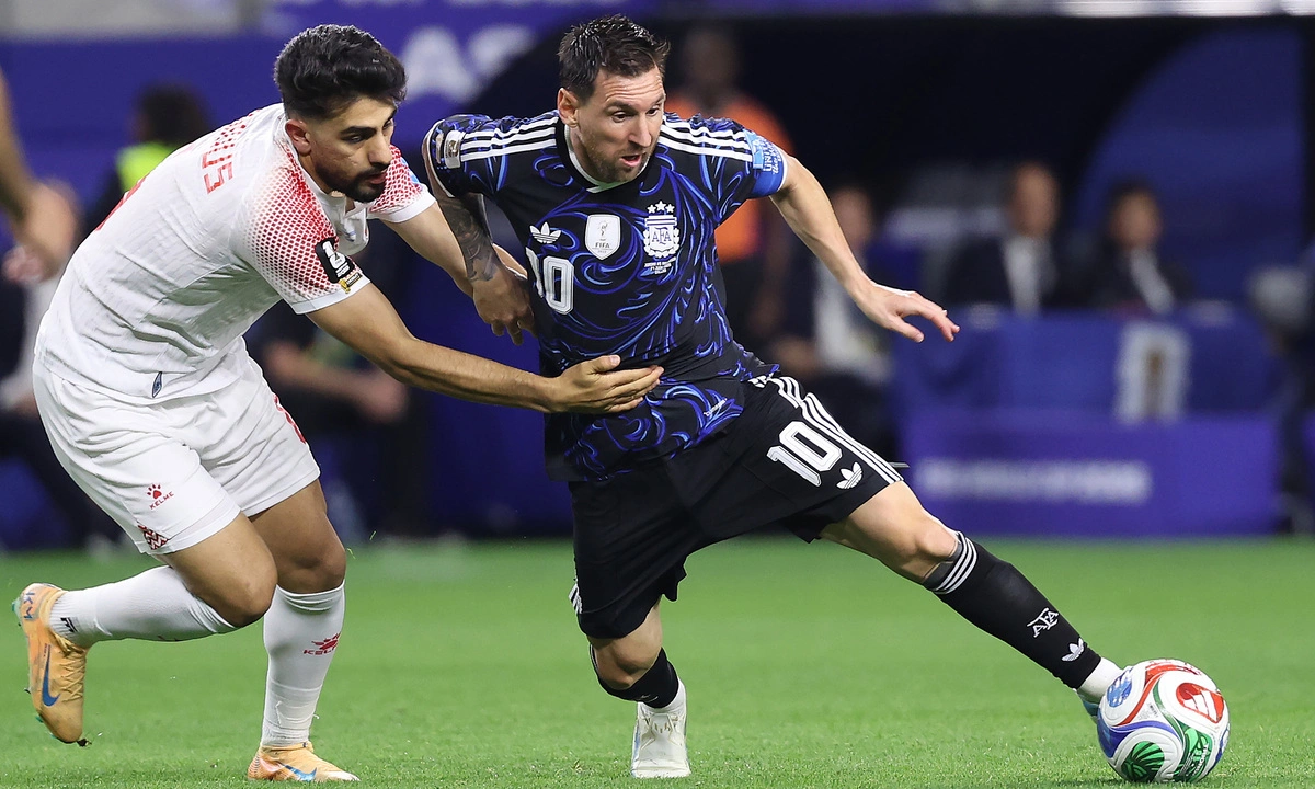 Tiền vệ: Lionel Messi (Argentina) Messi là cầu thủ nổi bật nhất vòng bảng. Thủ quân Argentina ghi sáu bàn sau ba trận, dẫn đầu danh sách ghi bàn và lập kỷ lục ghi nhiều bàn nhất lịch sử World Cup (19). Anh cũng trở thành cầu thủ đầu tiên ghi bàn trong bảy trận World Cup liên tiếp. Dù chỉ đá khoảng 30 phút ở trận cuối gặp Jordan, Messi vẫn lập siêu phẩm đá phạt và tiếp tục cho thấy tầm ảnh hưởng tuyệt đối lên lối chơi của Argentina.