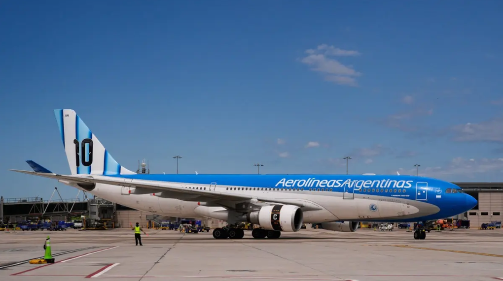 Máy bay chở các tuyển thủ Argentina sang Mỹ dự World Cup 2026. Ảnh: AP