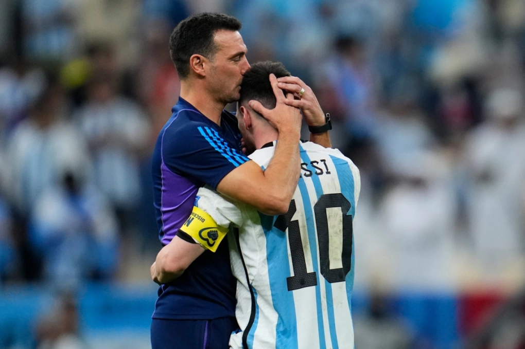 HLV Lionel Scaloni chia vui cùng Lionel Messi sau trận Argentina thắng Hà Lan ở tứ kết World Cup tại Lusail, Qatar ngày 10/12/2022. Ảnh: AP