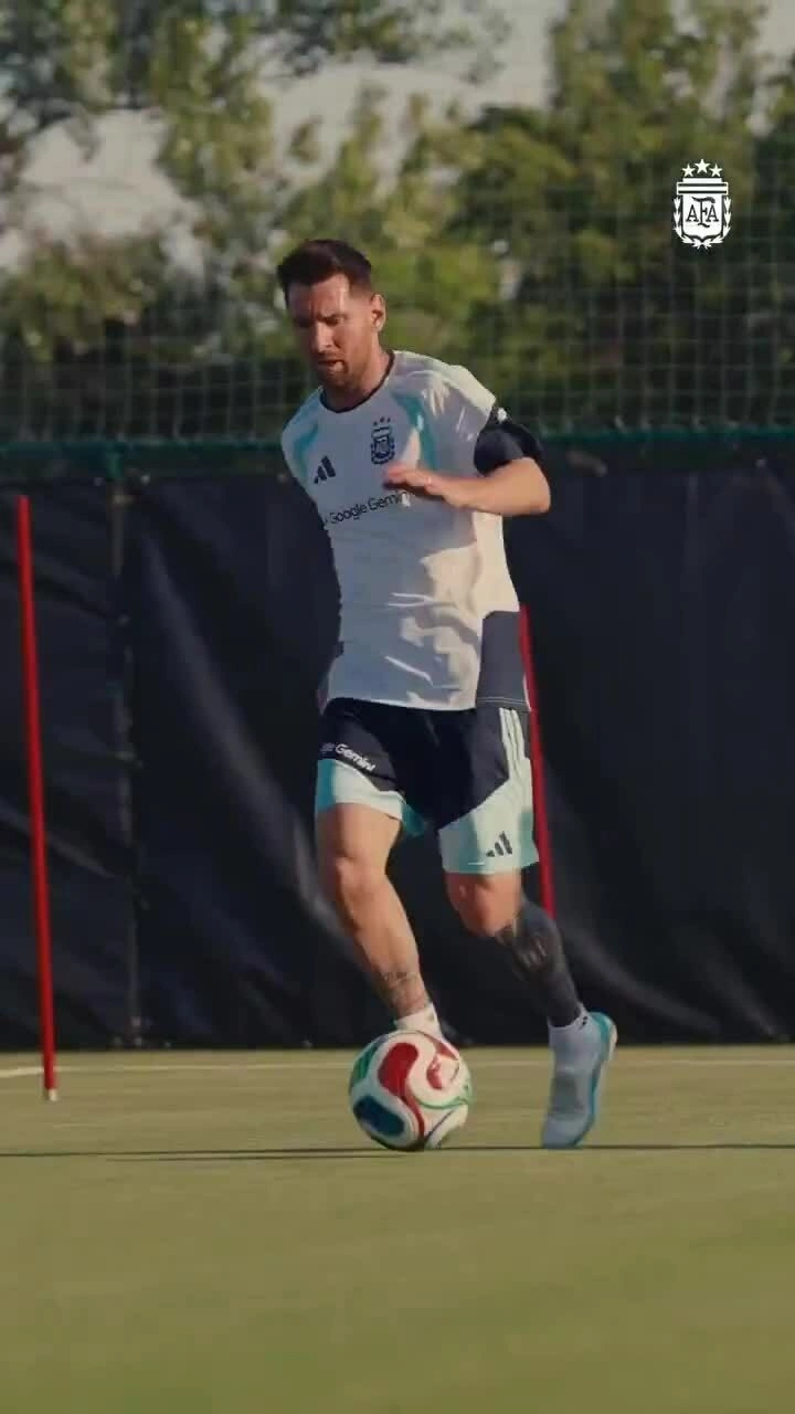 HLV Scaloni: 'Trước khi ra quyết định, tôi luôn tham khảo Messi'