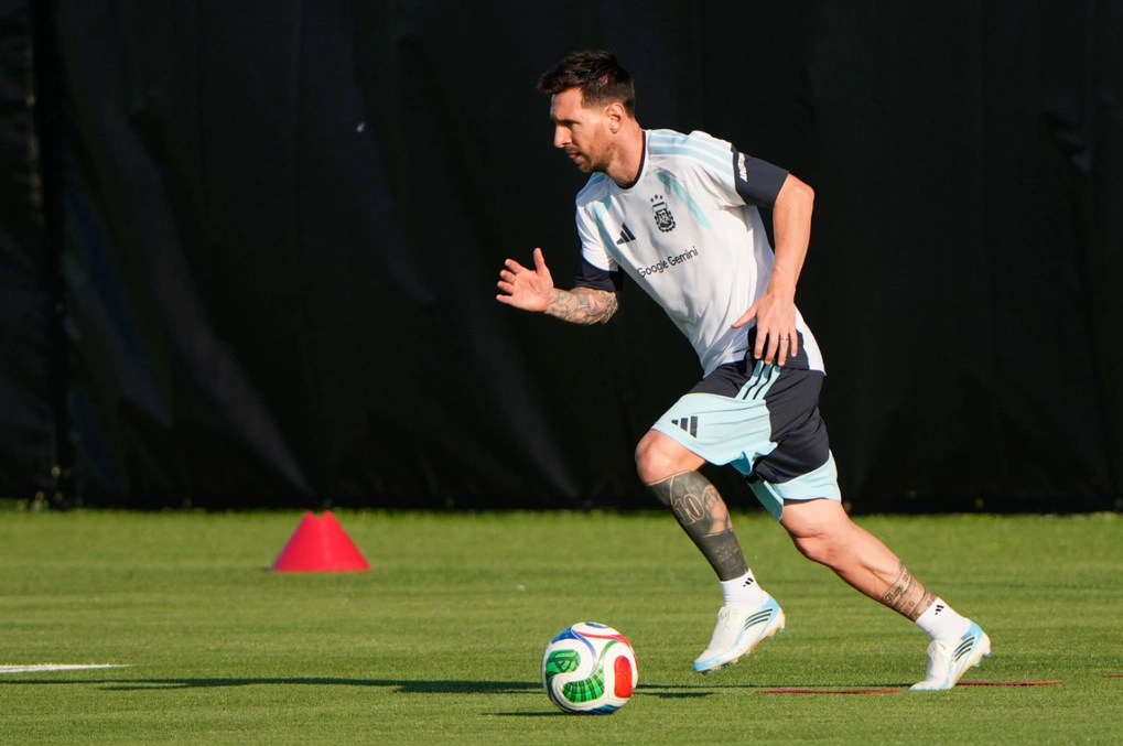 Lionel Messi trong buổi tập luyện của tuyển Argentina tại Kansas City, bang Kansas, Mỹ ngày 3/1/2026. Ảnh: AP