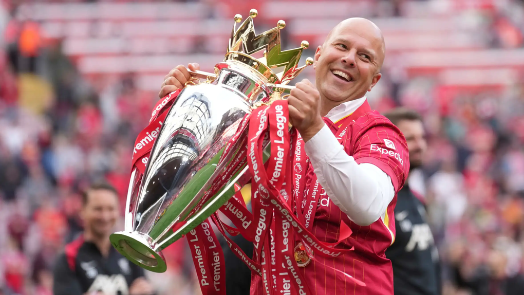 Arne Slot nâng cúp Ngoại hạng Anh tại Anfield, Liverpool, Anh ngày 25/5/2025. Ảnh: AP