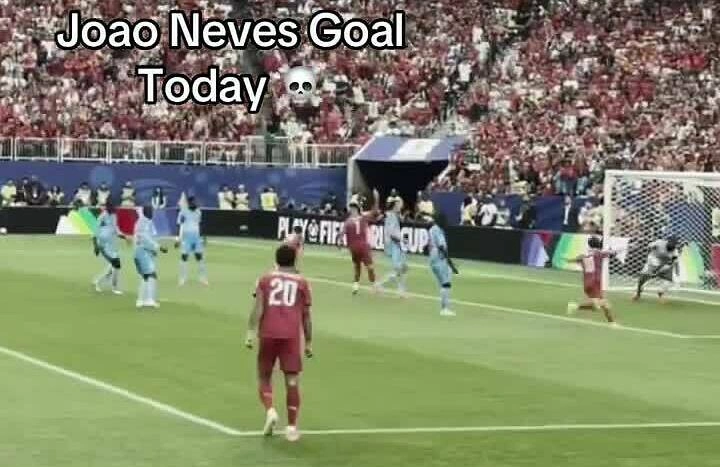CĐV Congo hô tên Messi khi Ronaldo về phòng thay đồ