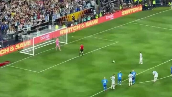 Messi ghi bàn phạt đền vào lưới Iceland.
