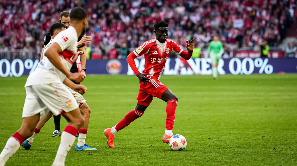 Bara Sapoko Ndiaye dẫn bóng trong trận Bayern Munich thắng Stuttgart 4-2 tại Allianz Arena, Munich, Đức ngày 19/4/2026. Ảnh: FC Bayern