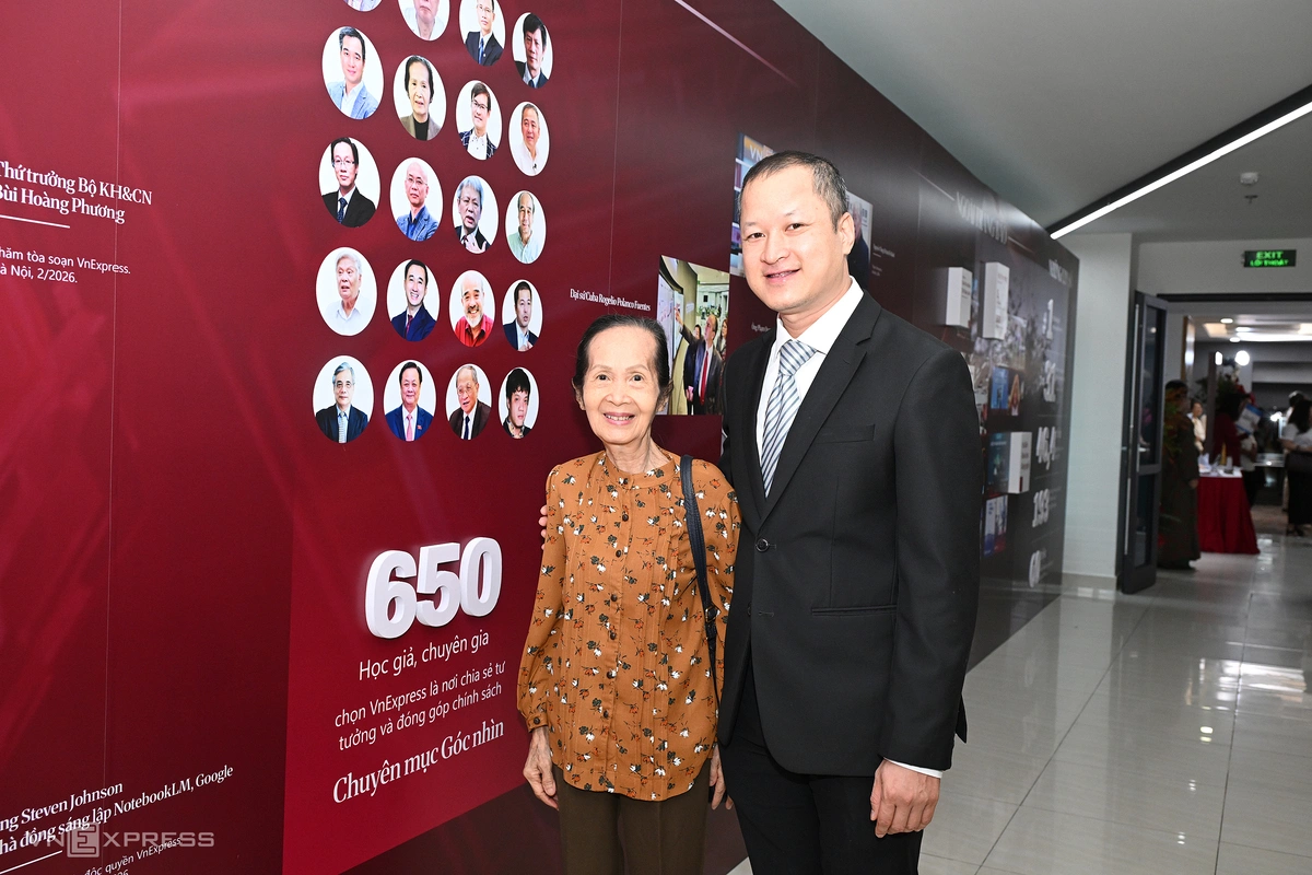 Chuyên gia kinh tế Phạm Chi Lan, Nguyên chủ tịch Liên đoàn Thương mại và Công nghiệp Việt Nam VCCI, tham quan triển lãm.