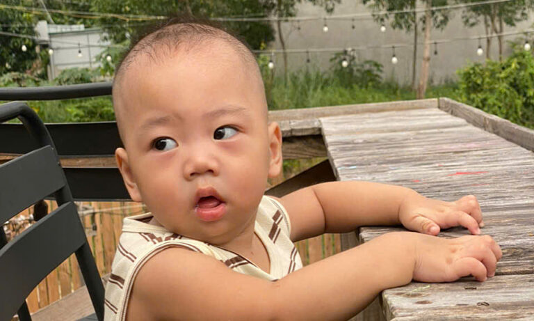 Hành trình giành giật sự sống của bé trai mắc bệnh hiếm