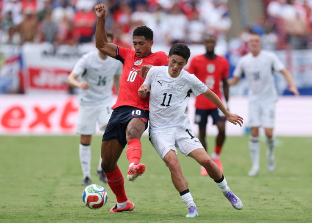 Jude Bellingham (trái) tranh chấp bóng trong trận giao hữu Anh thắng New Zealand 1-0 tại Florida, Mỹ ngày 6/6/2026. Ảnh: Reuters