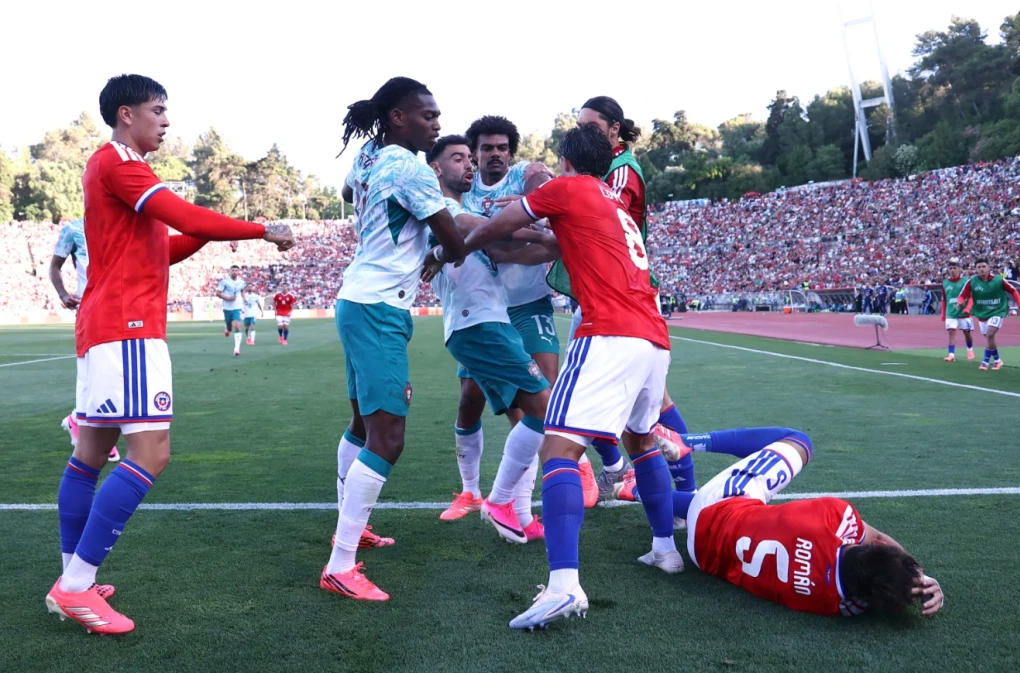 Tình huống Rafael Leao xô xát với đối thủ trong trận giao hữu Bồ Đào Nha thắng Chile 2-1 trên sân Jamor, Bồ Đào Nha ngày 6/6/2026. Ảnh: Reuters