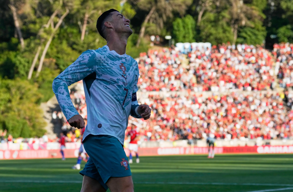 Cristiano Ronaldo phản ứng trong trận. Ảnh: AP