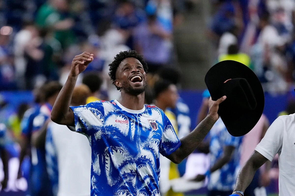 Trung vệ: Diney Borges (Cape Verde) Borges là phát hiện lớn ở vòng bảng. Trung vệ Cape Verde chơi xuất sắc trước Tây Ban Nha, sau đó tiếp tục phong độ ổn định khi gặp Arab Saudi, góp phần giúp đội tuyển châu Phi lần đầu vào vòng knock-out World Cup. Anh được chấm trung bình 7,56 điểm, cao thứ 13 trong các trung vệ ở vòng bảng, theo Fotmob. Khả năng không chiến và tranh chấp tay đôi của trung vệ 31 tuổi được nhiều chuyên gia đánh giá thuộc nhóm tốt nhất giải.