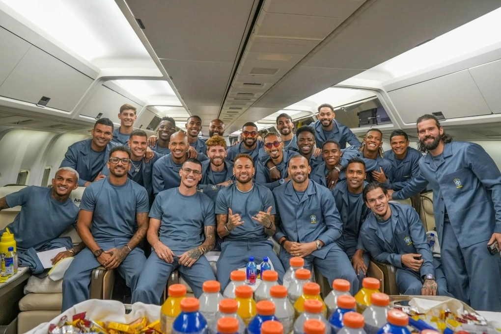Các tuyển thủ Brazil trong chuyến bay sang Mỹ chuẩn bị cho World Cup 2026. Ảnh: Instagram / neymarjr