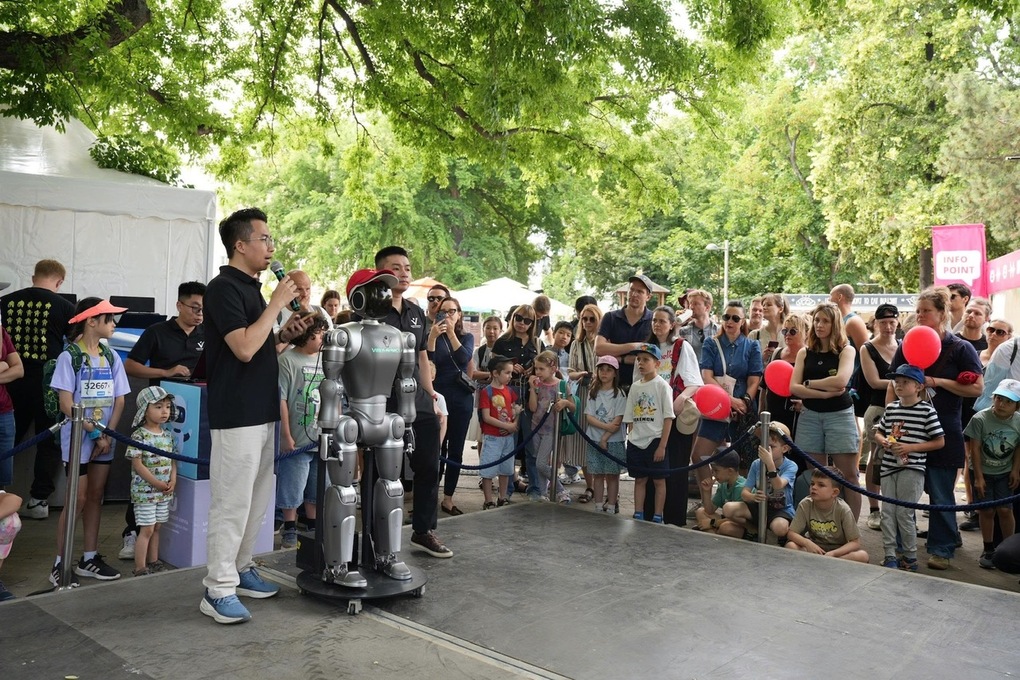 Đại diện VinDynamics giới thiệu robot Dyno tại Triển lãm công nghệ Computex Taipei 2026. Ảnh: VinDynamics