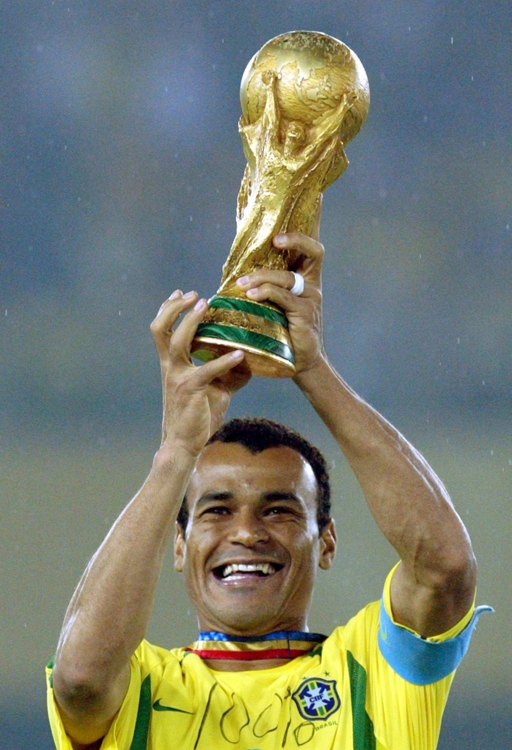 6. Cafu (Brazil) Cafu là hình mẫu hậu vệ biên hiện đại trước khi khái niệm này trở nên phổ biến. Tại Italy, anh được đặt biệt danh "Il Pendolino" (tàu cao tốc) nhờ khả năng lên công về thủ bền bỉ suốt 90 phút. Cựu HLV Alex Ferguson từng đùa rằng Cafu phải có hai trái tim mới duy trì được nền tảng thể lực phi thường như vậy. Cafu dự bốn kỳ World Cup và giữ kỷ lục góp mặt trong ba trận chung kết. Năm 1994, anh vào sân từ ghế dự bị ở trận tranh ngôi vô địch gặp Italy và cùng Brazil đăng quang sau loạt luân lưu. Đến World Cup 1998, Cafu đã được xem là hậu vệ phải tấn công hay nhất thế giới. Dù Brazil thua Pháp ở chung kết, anh vẫn tiếp tục là trụ cột của đội tuyển. Đỉnh cao sự nghiệp của Cafu đến tại World Cup 2002. Với vai trò đội trưởng, anh nâng cao chiếc Cup vô địch sau trận thắng Đức 2-0 ở Yokohama, trở thành cầu thủ đầu tiên góp mặt trong ba trận chung kết World Cup liên tiếp.