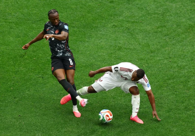 FIFA phạt nặng cầu thủ làm gãy chân tiền vệ Canada