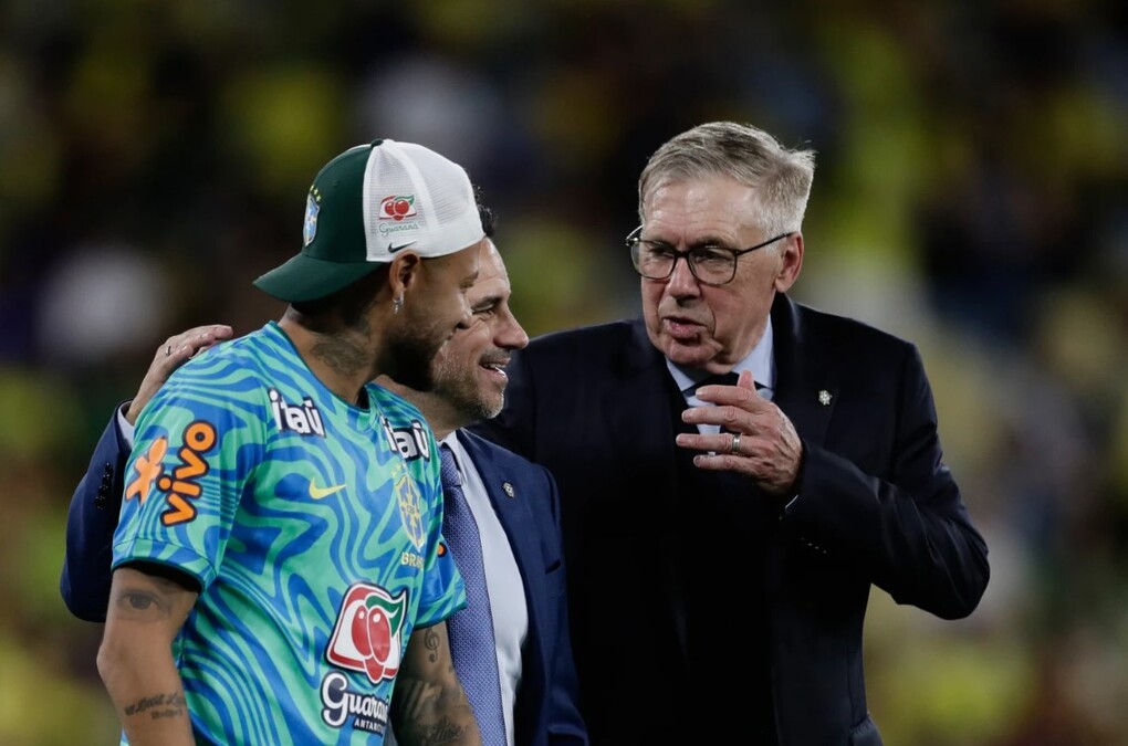 HLV Carlo Ancelotti (phải) trò chuyện với Neymar sau trận giao hữu Brazil thắng Panama 6-2 trên sân Maracana, Rio de Janeiro, Brazil tối 31/5/2026. Ảnh: AP