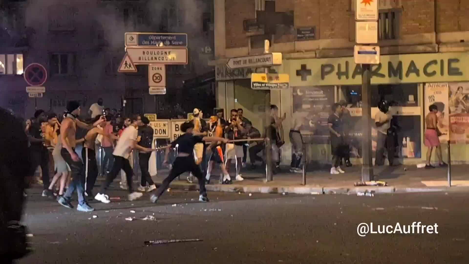 CĐV PSG hỗn chiến với cảnh sát tại Paris.