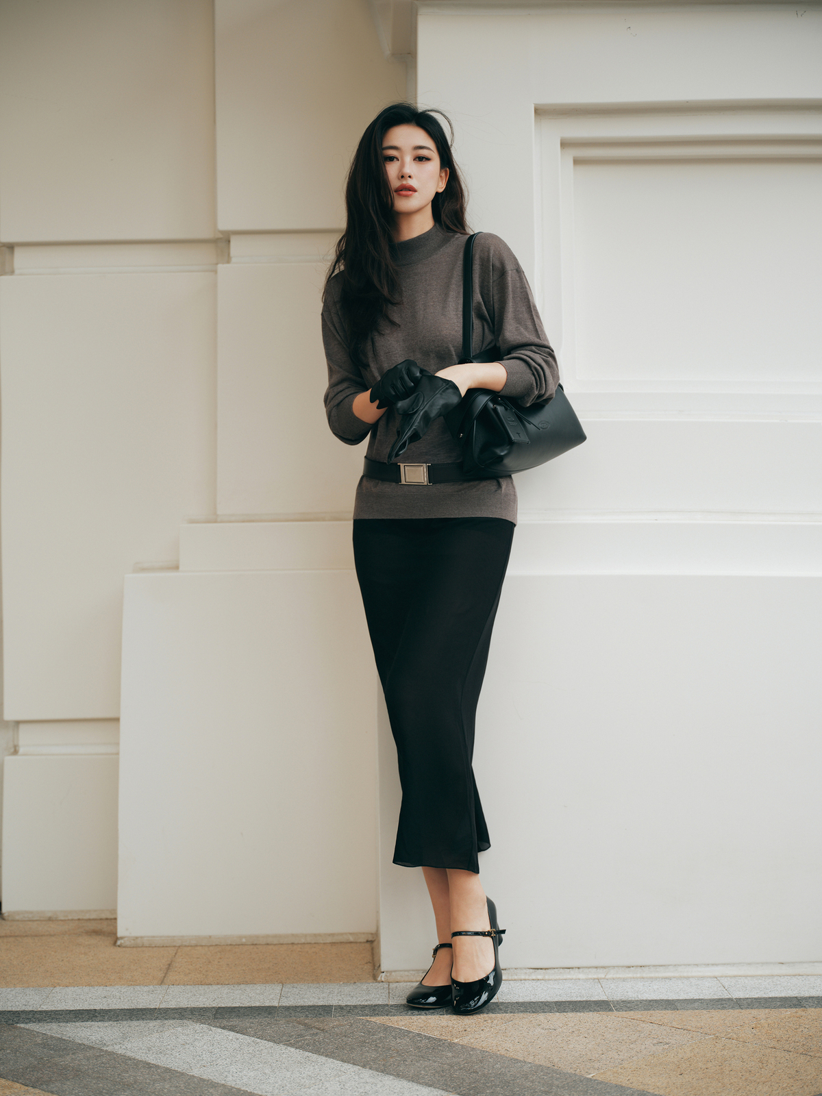 Theo Yahoo, cô thuộc nhóm "ngậm thìa vàng" trưởng thành, thường được khán giả gọi là tiểu thư Bắc Kinh. Cha của cô là đại gia lĩnh vực IT, sáng lập hai công ty nổi tiếng. Chu Châu học piano từ nhỏ, một mình du lịch khắp thế giới từ khi 18 tuổi. Người đẹp tốt nghiệp Đại học Công nghệ và Kinh doanh Bắc Kinh chuyên ngành Kỹ thuật điện tử, giỏi tiếng Anh.