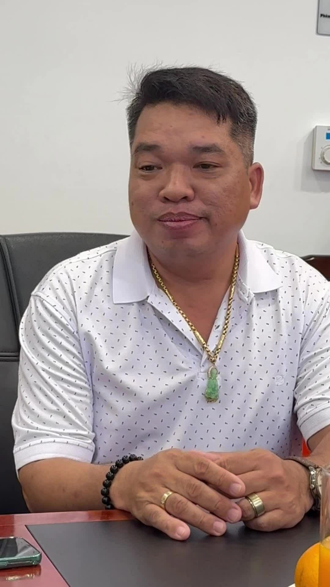 Anh Bùi Văn Mạnh chia sẻ lý do không đeo mặt nạ khi nhận giải Jackpot 83 tỷ đồng, chiều 5/6. Video: Anh Tú