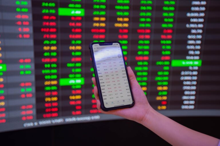 VN-Index bật tăng, loạt cổ phiếu bất động sản bứt phá