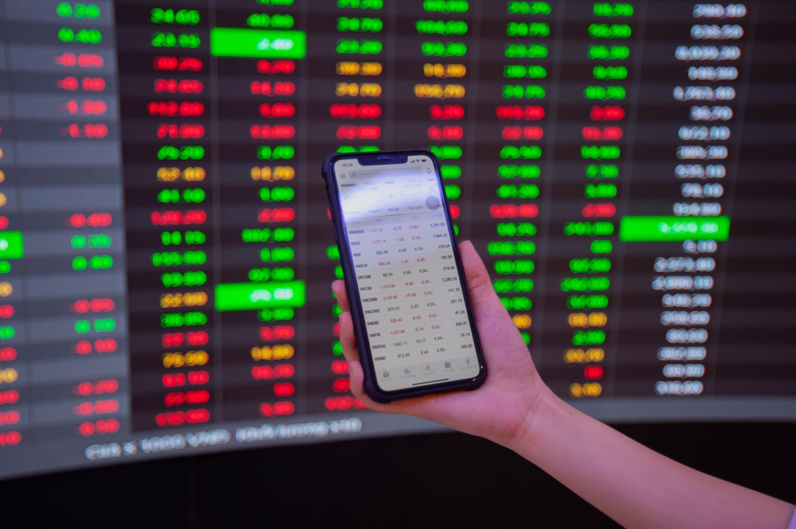 VN-Index bật tăng, loạt cổ phiếu bất động sản bứt phá