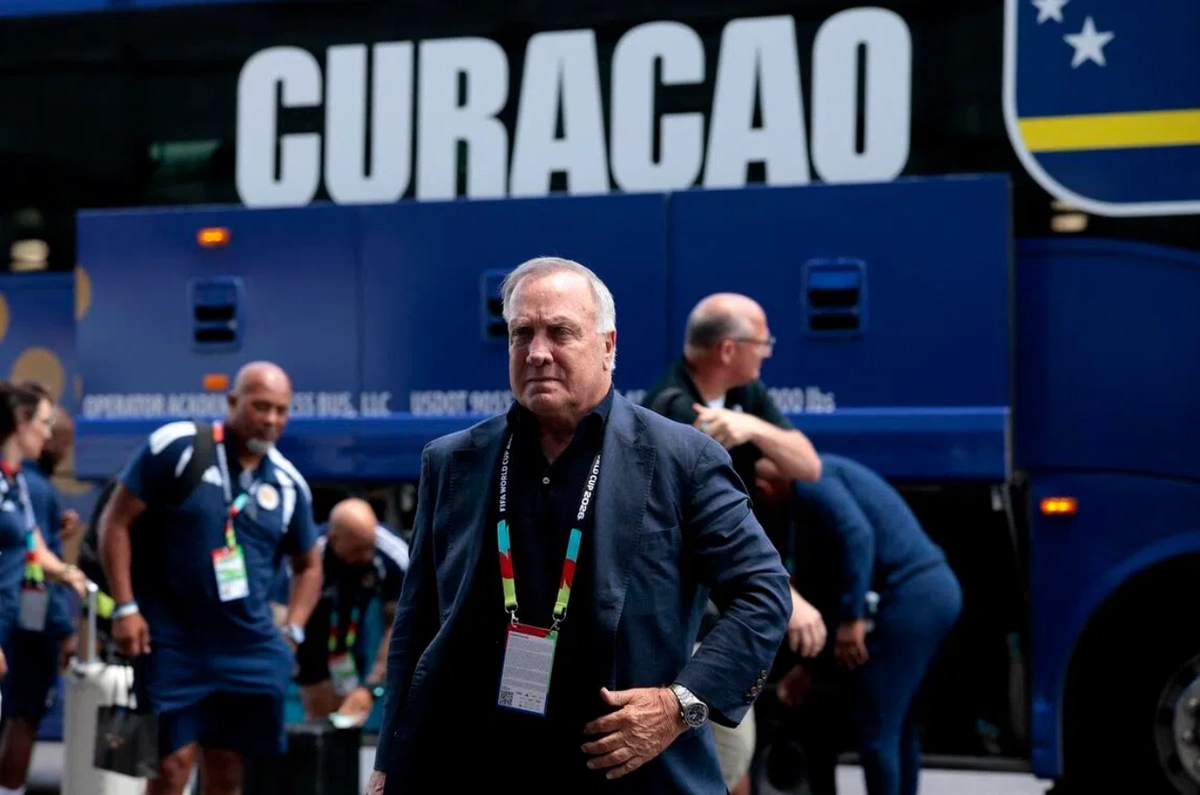 Dick Advocaat trở thành HLV lớn tuổi nhất trong lịch sử World Cup khi dẫn dắt Curacao đối đầu Bờ Biển Ngà ở 78 tuổi 271 ngày. Kỷ lục cũ thuộc về Otto Rehhagel, người cùng Hy Lạp đấu Argentina tại World Cup 2010 khi 71 tuổi 317 ngày. Tại World Cup 2026, trước khi Advocaat "chốt sổ", kỷ lục ở hạng mục này nhiều lần bị xô đổ. Đầu tiên là HLV Hugo Broos (73 tuổi, Nam Phi) rồi chuyển sang Miroslav Koubek (74 tuổi, CH Czech) Broos và đồng nghiệp cùng tuổi Carlos Queiroz (Ghana) sẽ trở thành những HLV lớn tuổi nhất từng góp mặt ở vòng knock-out, sau khi cùng đội bóng của họ vượt qua vòng bảng. Ở vòng 1/16, Nam Phi đấu Canada, còn Ghana gặp Colombia.