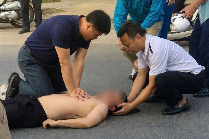 Phó giám đốc bệnh viện quỳ giữa đường ép tim, cứu người tai nạn