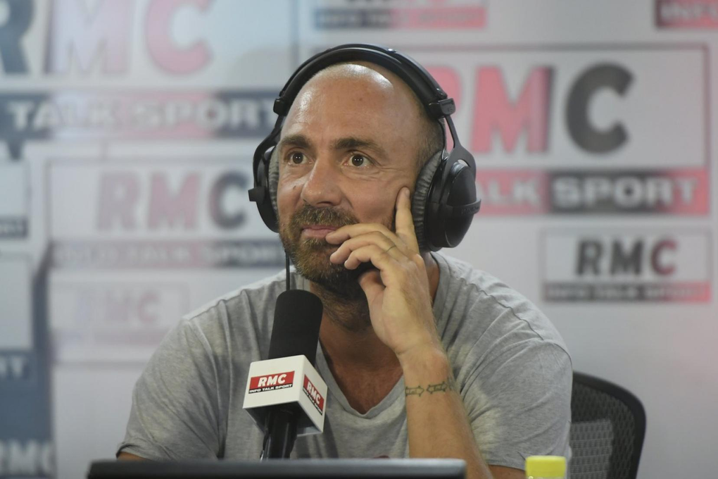 Christophe Dugarry trên chương trình Rothen s’enflamme của đài phát thanh Pháp RCM Sport vào ngày 7/72023. Ông là khách mời bình luận cứ mỗi hai lần một tuần của chương trình và đã gắn bó suốt nhiều năm nay. Ảnh: LÉquipe