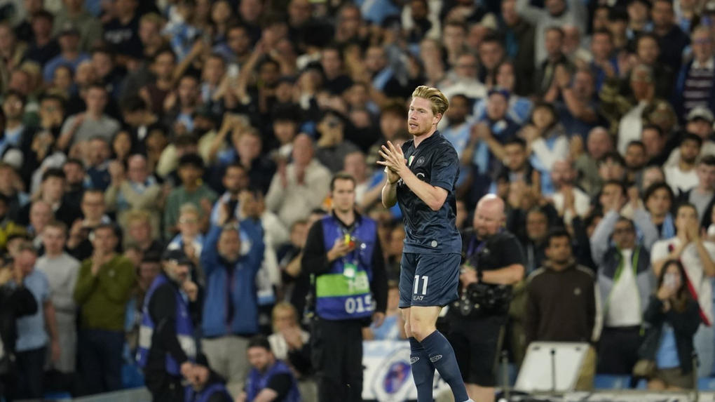 De Bruyne vỗ tay khi rời sân thay người trong trận vòng bảng Champions League 2025-2026 giữa Man City và Napoli tại sân Etihad, Manchester, Anh ngày 19/9/2025. Ảnh: AP