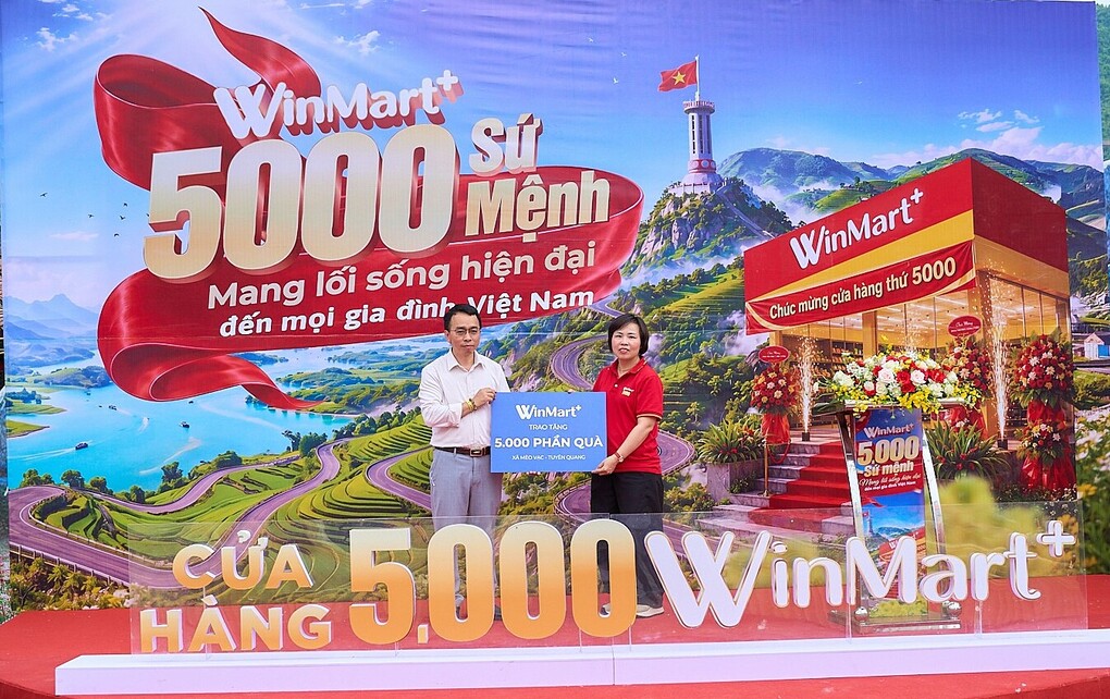 Đại diện WinMart+ trao tặng 5.000 phần quà cho các hộ gia đình các xã Mèo Vạc. Ảnh: Masan