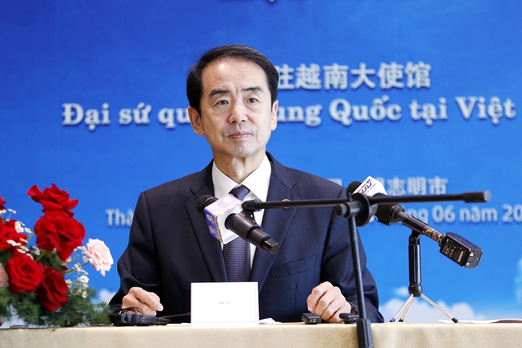 Ông Hà Vĩ, Đại sứ quán Trung Quốc tại Việt Nam