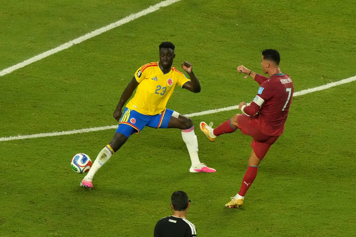 Trung vệ: Davinson Sanchez (Colombia) Sanchez là thủ lĩnh hàng phòng ngự Colombia, nổi bật trong các trận gặp CHDC Congo và Bồ Đào Nha. Anh suýt ghi bàn quyết định vào lưới Bồ Đào Nha nhưng bị từ chối vì lỗi việt vị sít sao. Colombia chỉ thủng lưới một bàn sau ba trận, và Sanchez được xem là nhân tố quan trọng giúp đội bóng Nam Mỹ lập thành tích này. Theo thống kê Fotmob, anh được chấm 7,51 điểm, cao thứ 16 trong các trung vệ ở vòng bảng.