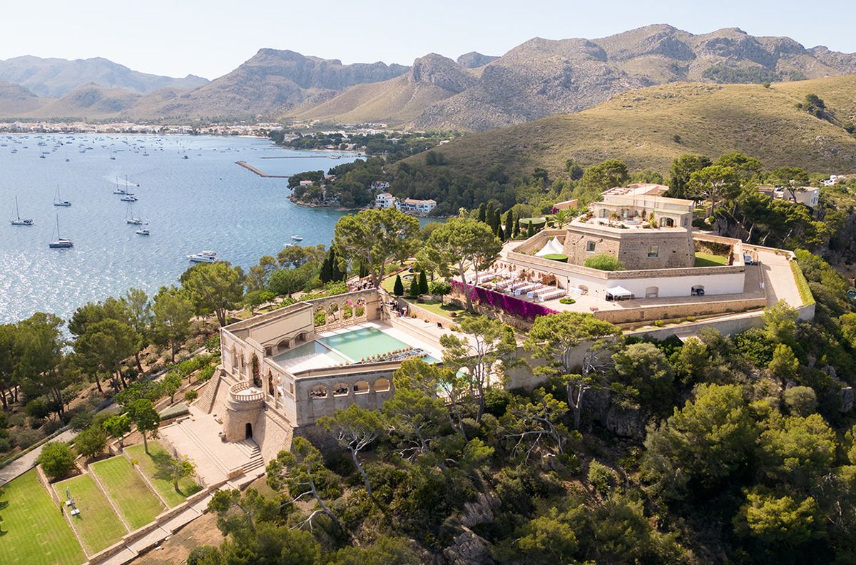 La Fortaleza Mallorca với tường đá và biển xanh xung quanh