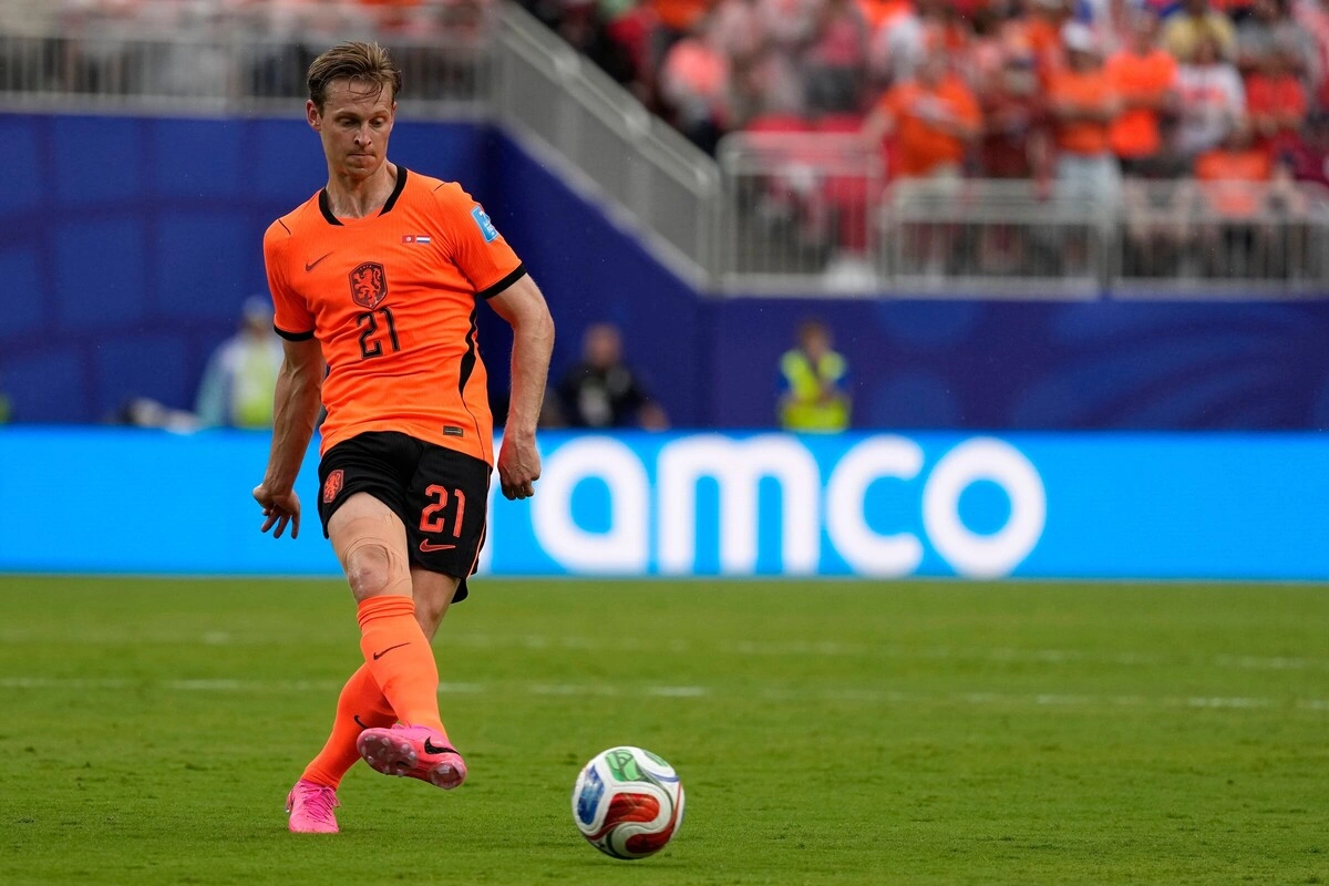 Tiền vệ: Frenkie de Jong (Hà Lan) De Jong là trung tâm trong lối chơi của Hà Lan, đội tuyển thắng hai và hòa một trận ở vòng bảng. Tiền vệ Barca kiểm soát nhịp độ trận đấu, luân chuyển bóng hiệu quả và đặc biệt nổi bật trong các trận thắng Thụy Điển và hòa Nhật Bản. Với 7,57 điểm, anh đứng thứ 20 trong nhóm tiền vệ trung tâm. Nhưng vị trí của De Jong khó đánh giá qua điểm số và thống kê.