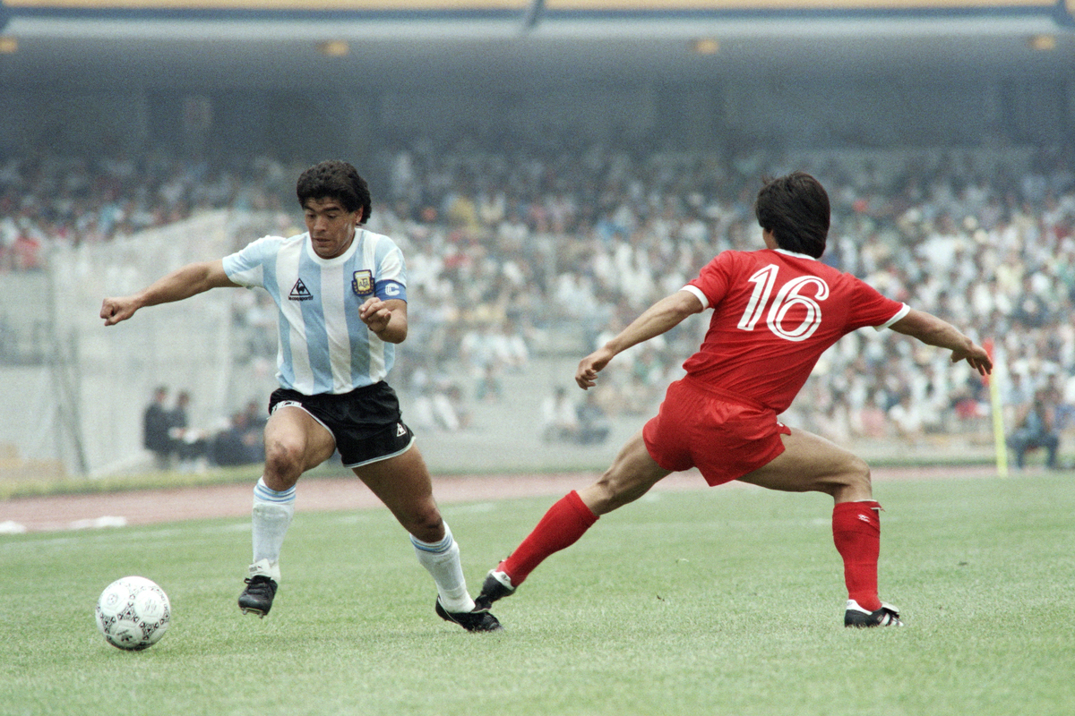 3. Diego Maradona (Argentina) Hiếm có cầu thủ nào thống trị một kỳ World Cup như Diego Maradona tại Mexico 1986. Sau kỳ World Cup 1982 đáng quên ở Tây Ban Nha, nơi ông bị đuổi khỏi sân trong trận gặp Brazil sau hàng loạt pha vào bóng quyết liệt từ đối thủ, Maradona dành nhiều tháng chuẩn bị thể lực cho World Cup 1986. Tại Mexico, ông gần như không thể bị ngăn cản. Argentina ghi 14 bàn trên đường vô địch và Maradona tham gia trực tiếp vào 10 bàn trong số đó. Dấu ấn lớn nhất là trận tứ kết gặp Anh. Maradona ghi cả hai bàn thắng trong chiến thắng 2-1, gồm tình huống "Bàn tay của Chúa" và pha độc diễn đẹp nhất lịch sử World Cup. Di sản World Cup của Maradona phần nào bị ảnh hưởng bởi vụ dương tính với chất cấm tại World Cup 1994. Ông cũng là nhân vật gây tranh cãi bậc nhất lịch sử bóng đá. Tuy nhiên, vị thế của Maradona trong ngôi đền huyền thoại World Cup gần như không thể bị phủ nhận. Như đồng đội cũ Jorge Valdano từng nói, sự nghiệp của Maradona là cuộc chiến giữa một con người với cả thế giới. Và tại Mexico 1986, ông đã chiến thắng.