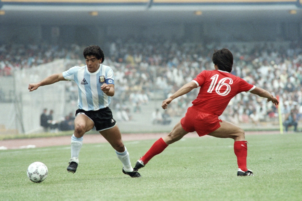 Diego Maradona (trái) vượt qua sự truy cản của hậu vệ Kim Joo-sung trong trận Argentina gặp Hàn Quốc tại World Cup 1986 ở Mexico. Giải đấu năm đó diễn ra từ ngày 31/5 đến 29/6, với chức vô địch thuộc về Argentina dưới sự dẫn dắt của đội trưởng 25 tuổi Maradona, khi ông đang ở đỉnh cao sự nghiệp. Ảnh: AFP