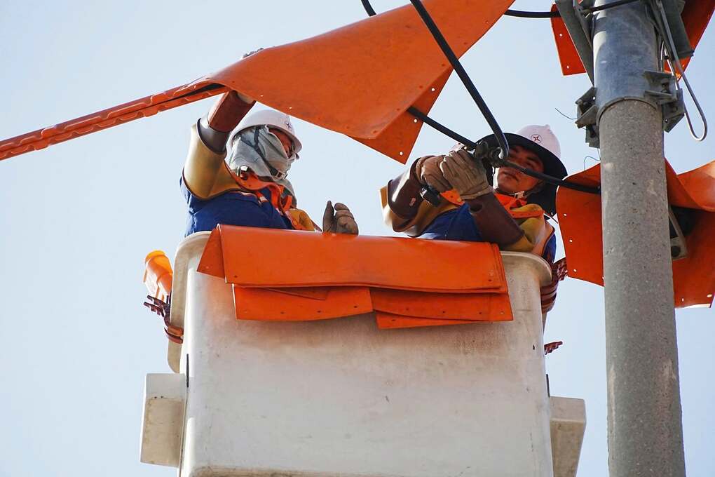 Công nhân của Công ty Điện lực Quảng Ninh thao tác hiện trường, chiều 26/5. Ảnh: EVN