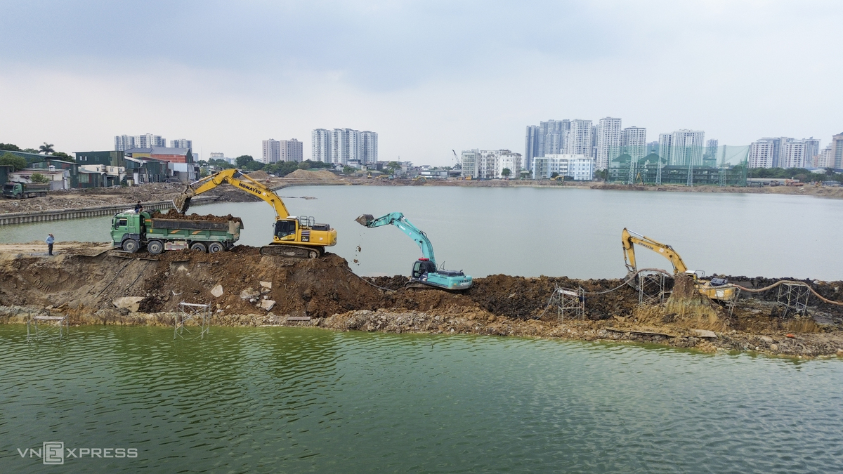Hiện máy móc đang tập trung di chuyển khối lượng bùn đất ở xung quanh hồ. Sau khi hoàn thành, hồ điều hòa Phú Đô hỗ trợ giải quyết cho 8 điểm ngập úng trên phố Trần Bình, đường Nguyễn Hoàng, làng Phú Mỹ, khu vực đường Lưu Hữu Phước, đường Hàm Nghi, khu vực ngã tư Nguyễn Đổng Chi – Hàm Nghi và khu vực đường Lê Đức Thọ.