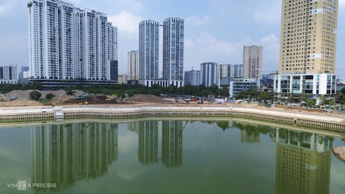 Dù chưa hoàn thiện, song một phần hồ đang được sử dụng để chứa nước mưa thời gian qua.