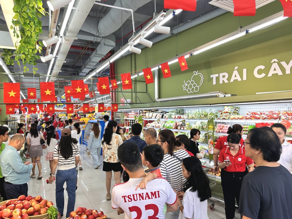 Đông đảo khách hàng đến tham quan và mua sắm tại siêu thị WinMart. Ảnh: Masan